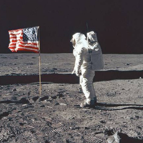 Neil armstrong moon. Луи Армстронг на Луне фото.